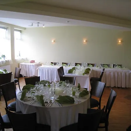 Linden Restaurant And ゲストハウス *