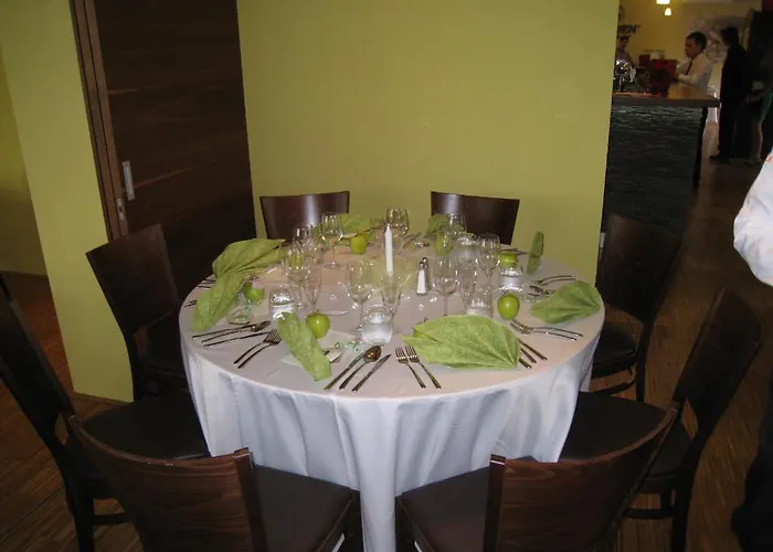 ゲストハウス Linden Restaurant And *